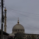 يبتسم