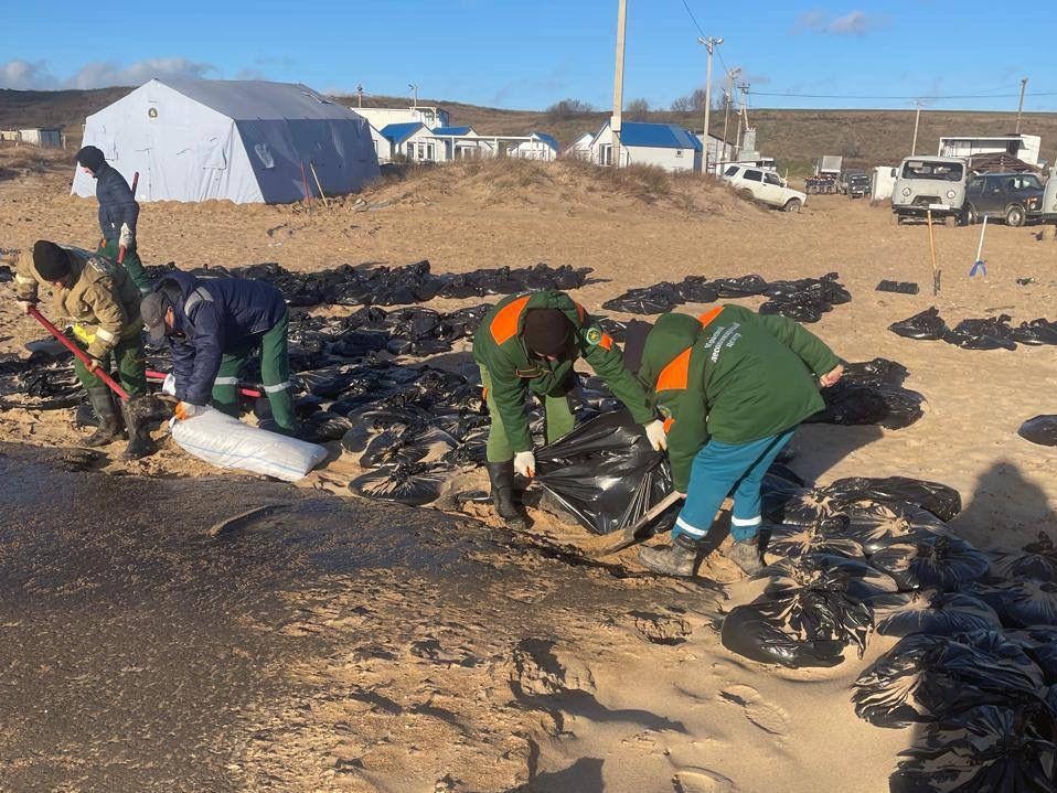 Helping to clean fuel oil from protected areas on the Taman Peninsula