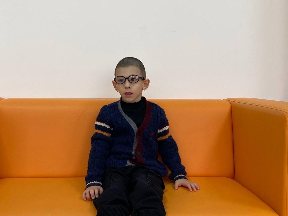 Said-Muhammad has cerebral palsy. To learn to walk, he needs to undergo a rehabilitation course!