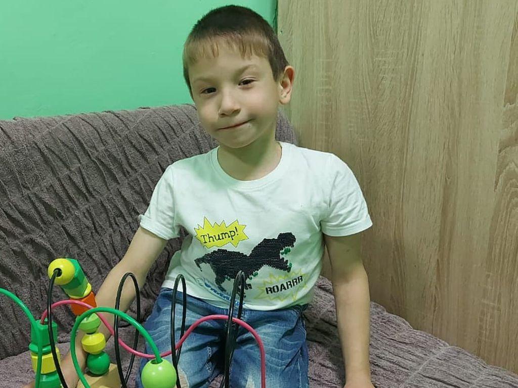 Игорь – сирота, у него сильный сколиоз. После операции ему нужна поддержка няни!