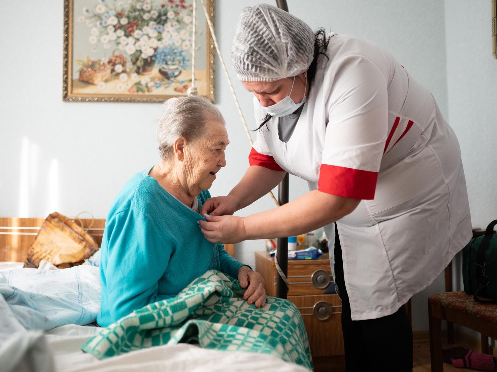 Поможем лежачим пожилым людям получать медицинский уход на дому в январе