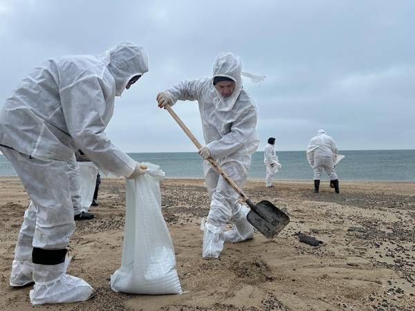 Поможем обеспечить волонтёров необходимыми вещами, чтобы быстрее убрать мазут с побережья Чёрного моря