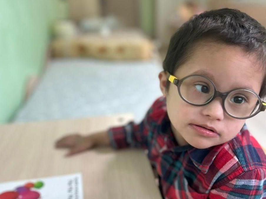 Kolia is an orphan with a rare disease. He needs the support of a nanny during his treatment!