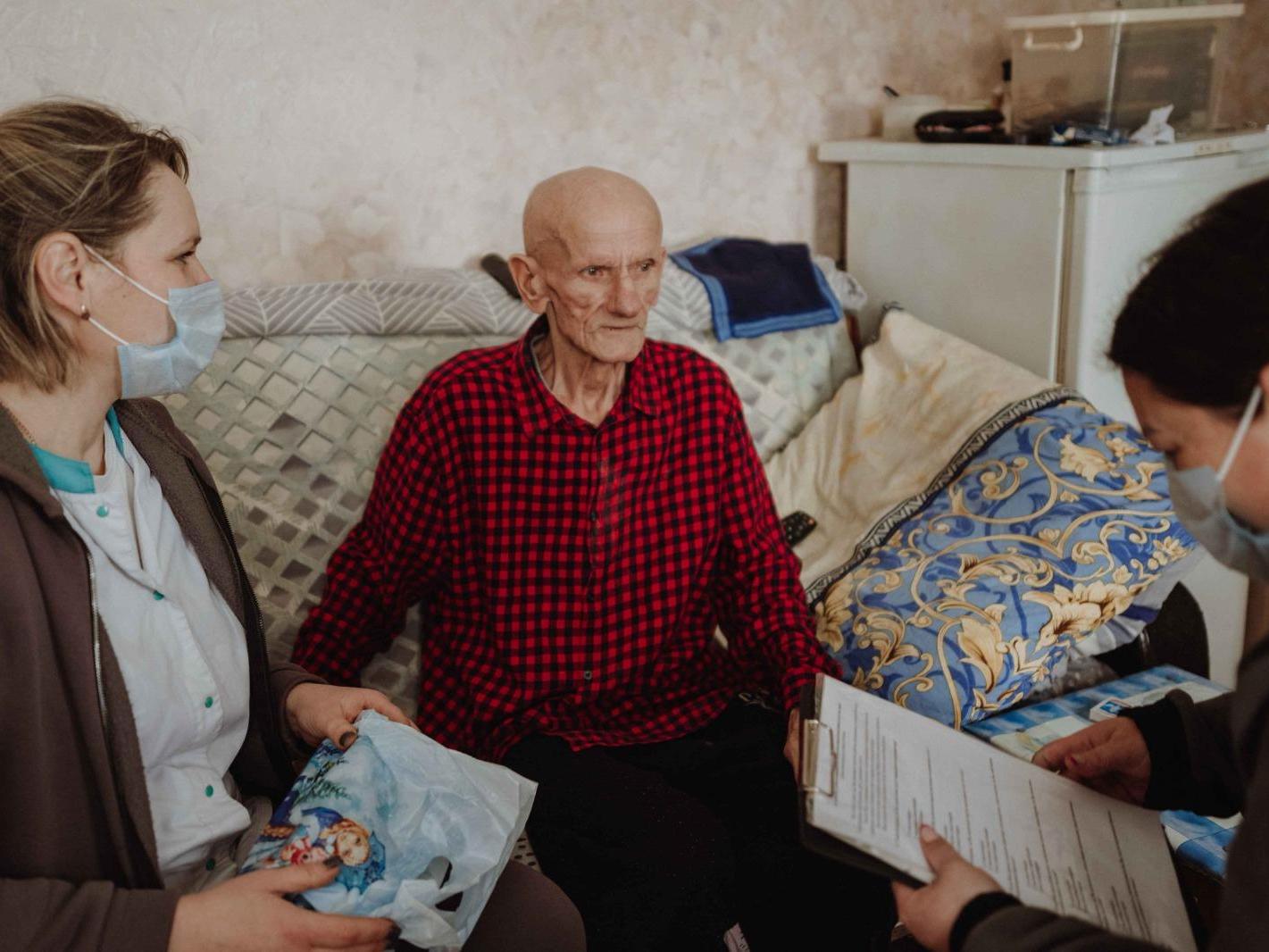 Помогите собрать средства на топливо для патронажных машин, чтобы отвозить подопечных фонда в больницы или привозить к ним врачей