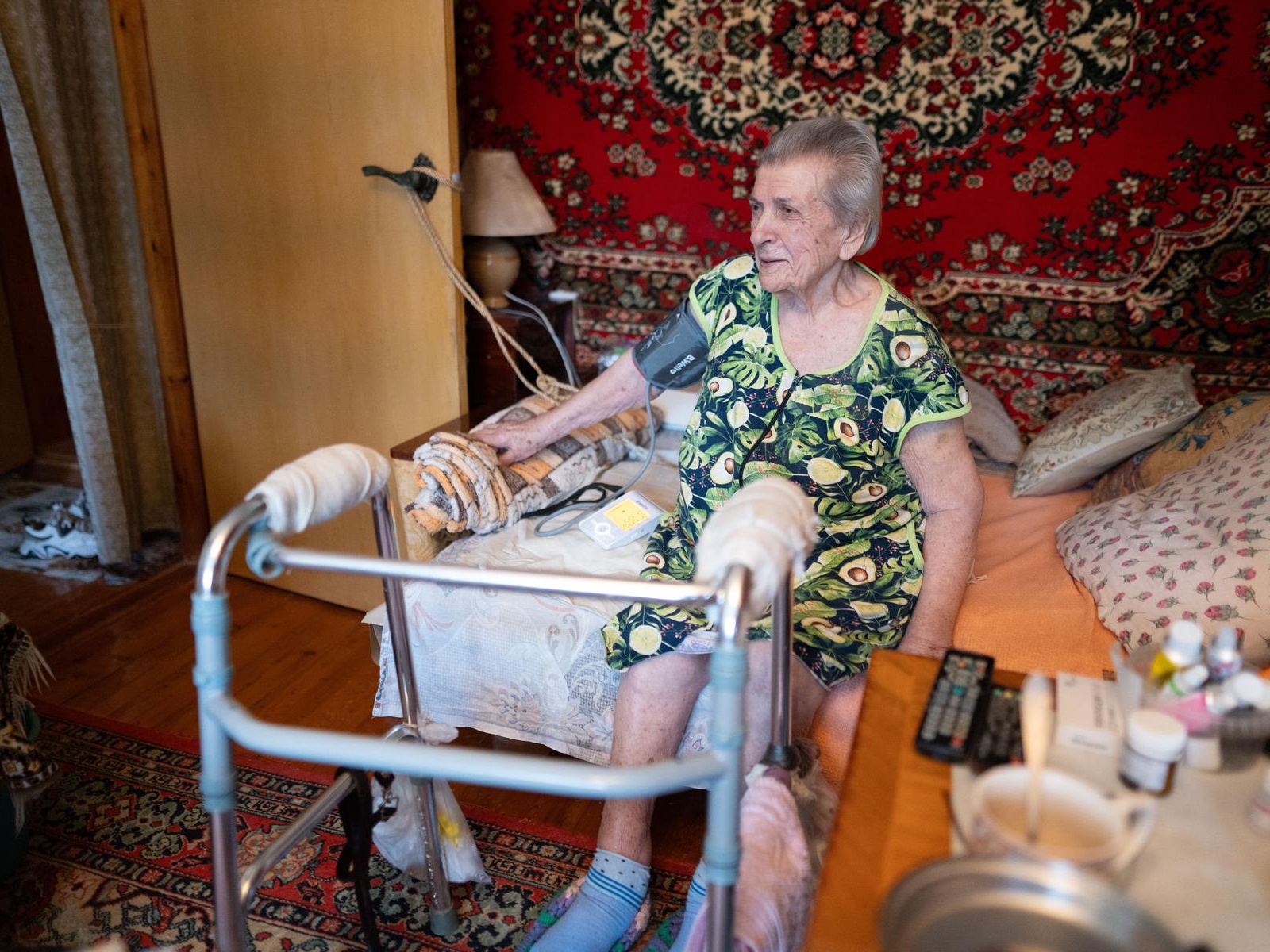 Поможем лежачим одиноким пожилым людям получать гигиену и уход на дому в январе