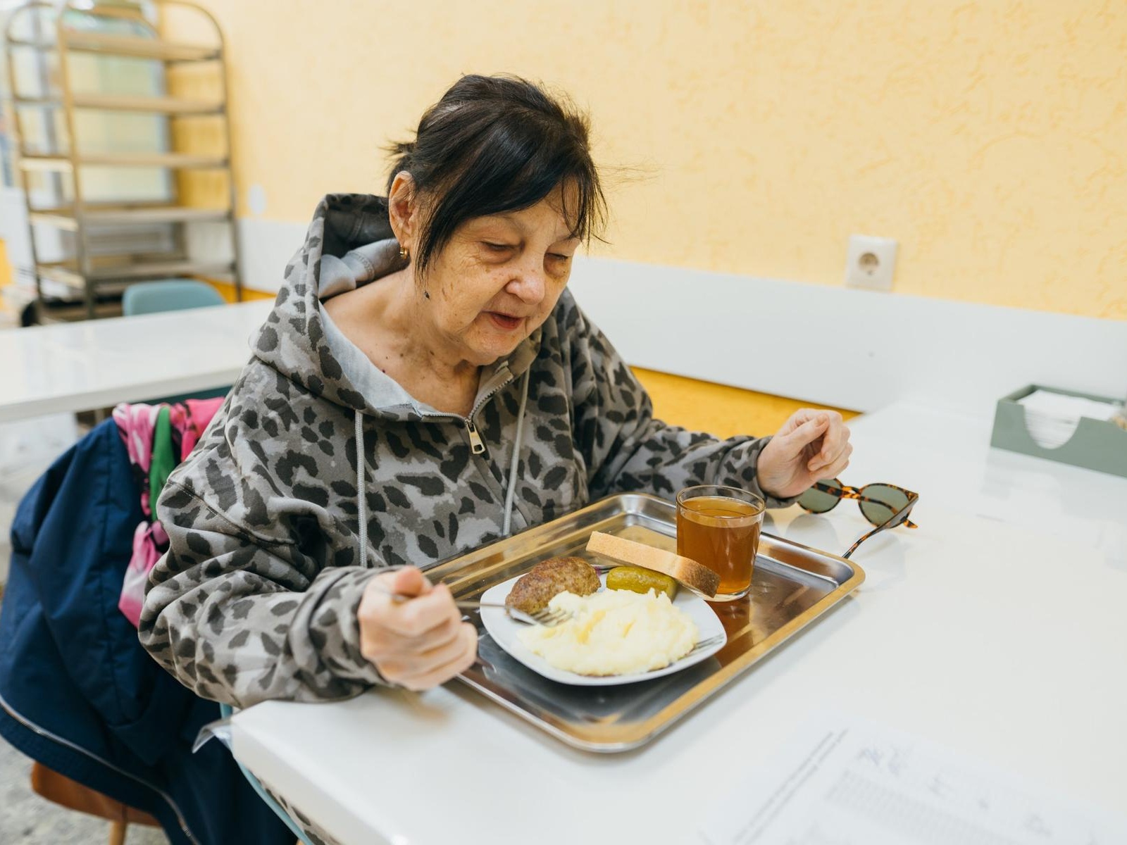 Поможем фонду поставить столы в новую социальную столовую для нуждающихся пенсионеров