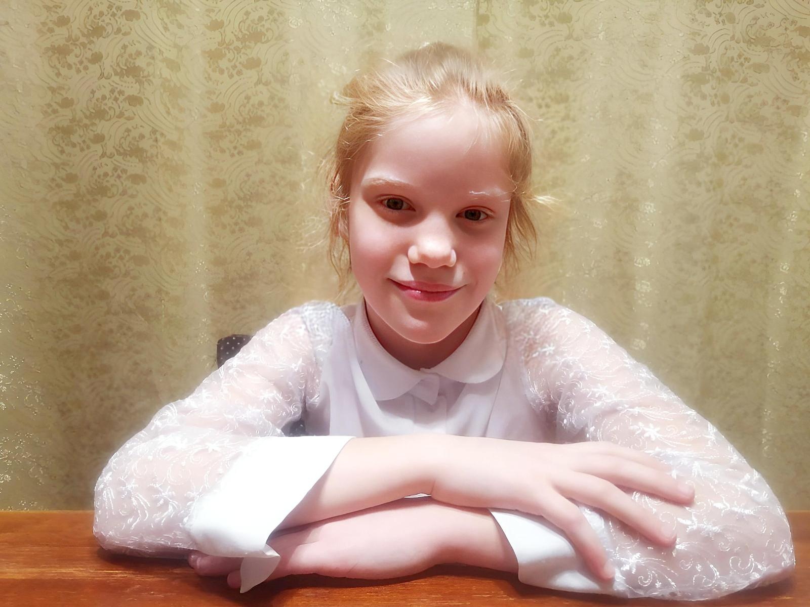 Маша – приёмная девочка с особенностями здоровья. Ей необходима помощь няни на реабилитации
