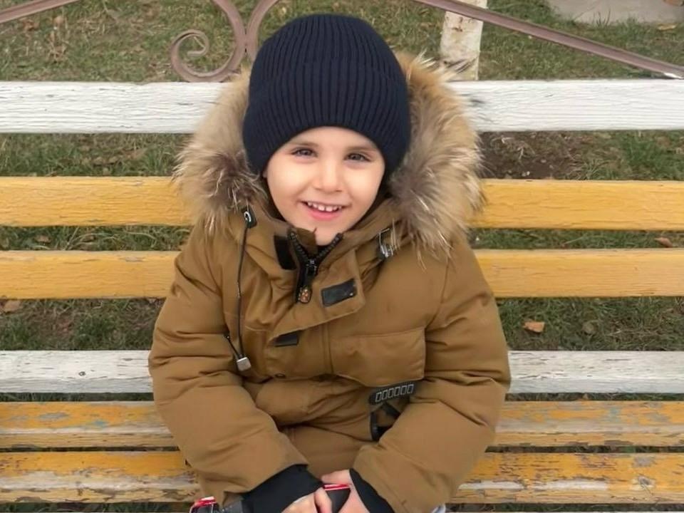 У Алихана аутизм. Чтобы научиться говорить и понимать обращенную речь, ему необходим курс реабилитации