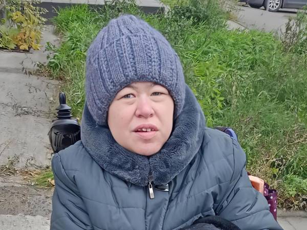 Юлия нуждается в электроколяске – давайте подарим ей возможность гулять!