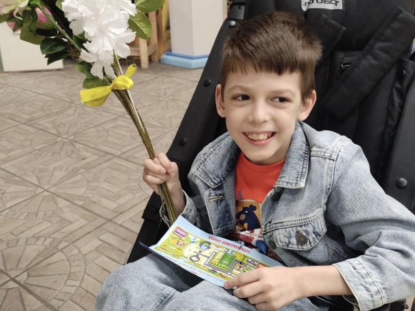 У Руслана ДЦП. Ему необходим курс послеоперационной реабилитации