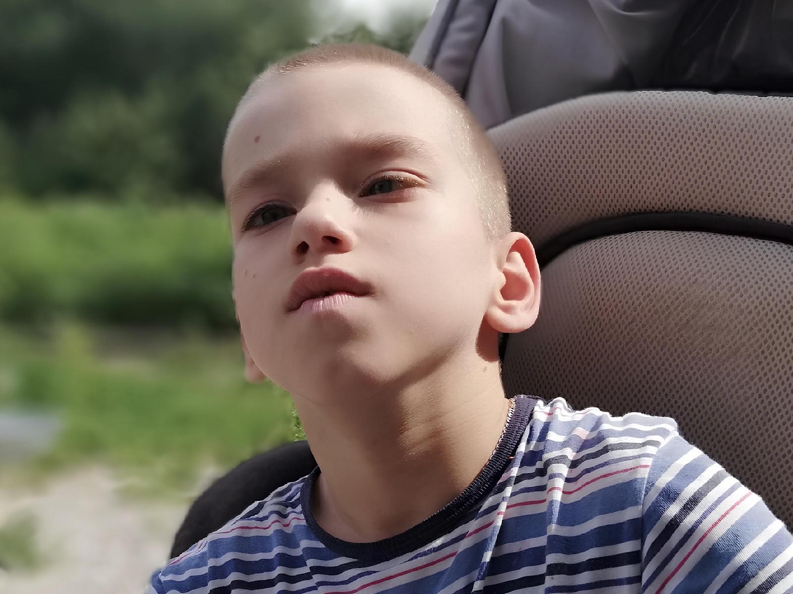 У Никиты ДЦП. Ему нужно активное инвалидное кресло-коляска, чтобы он мог сам передвигаться по дому