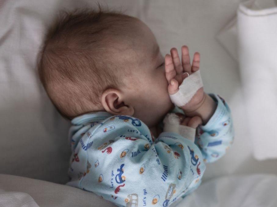 Малыши без родителей в больницах нуждаются в уходе нянь!