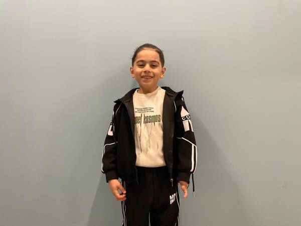 Тогрулу нужен новый протез руки, который поможет ему развиваться и сохранить здоровье