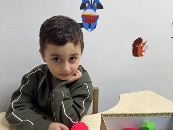 У Максуда задержка психоречевого развития. Ему необходимо пройти реабилитацию для развития речевых и умственных навыков