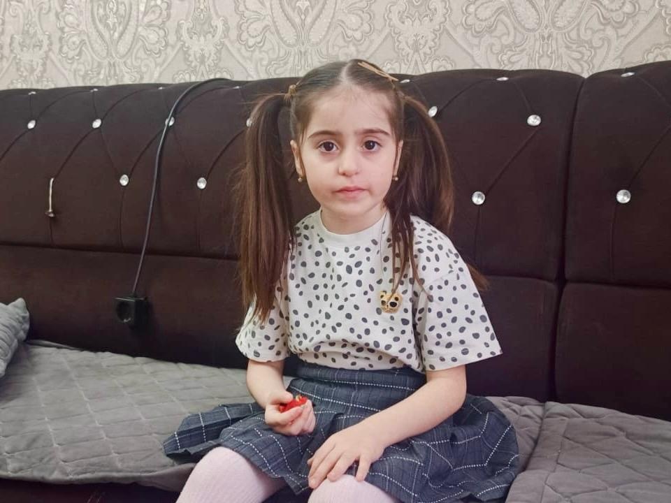 У Хадиджи аутизм. Для развития речевых и умственных навыков ей необходим курс реабилитации