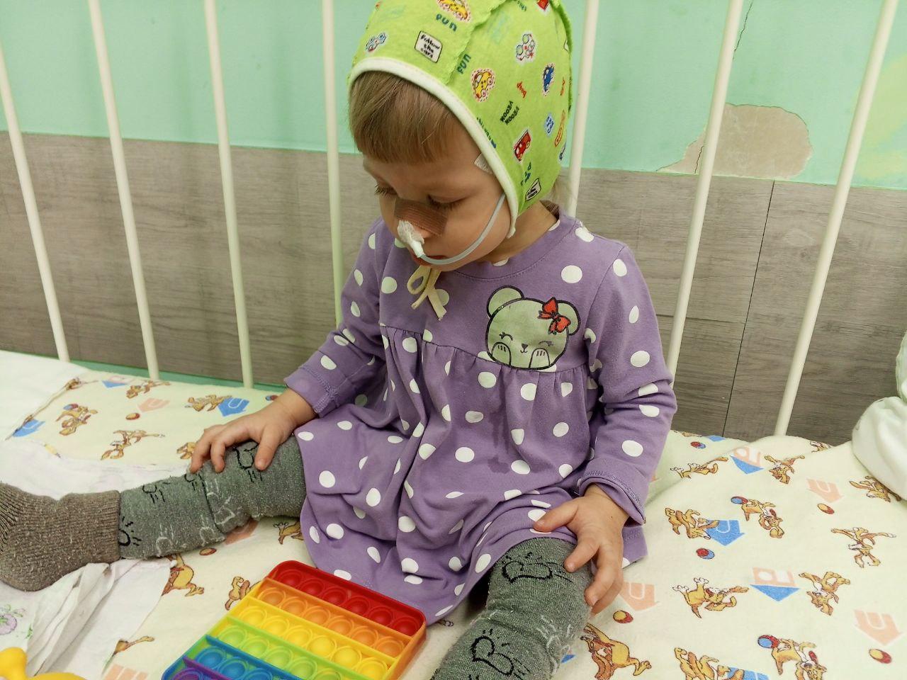 Зарина – сирота, девочке необходима помощь няни на время пребывания в больнице!