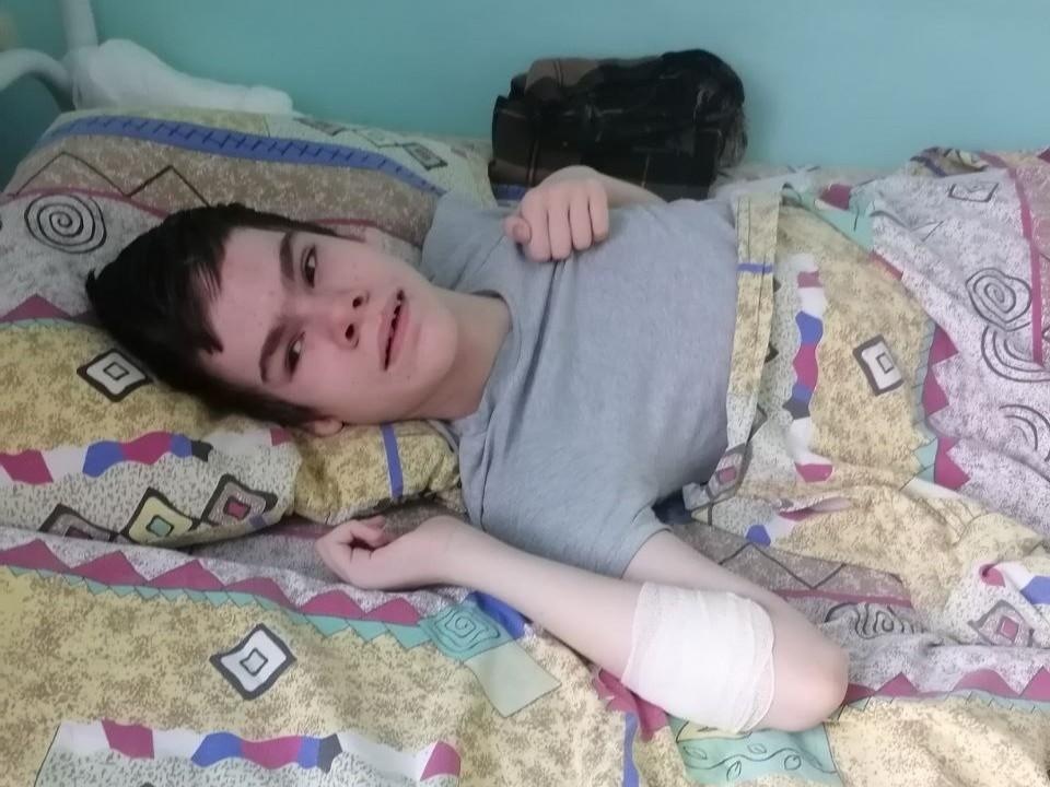 Лёня нуждается в сопровождении няни во время лечения в больнице!