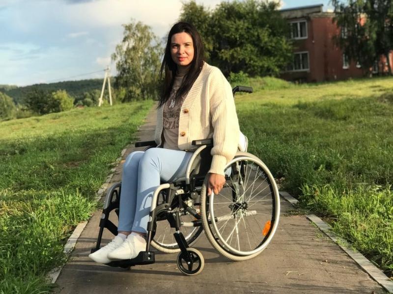 Yulia needs a course of rehabilitation after a spinal injury to be able to walk with her daughters again!