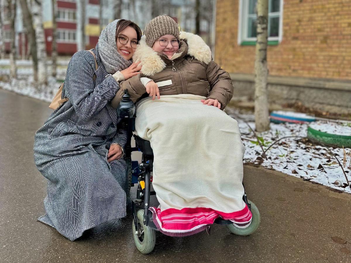 Polina has SMA and needs surgery to live without back pain