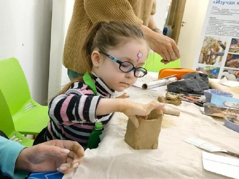 Особенным детям необходимы занятия глинотерапией – чтобы прорабатывать моторику рук