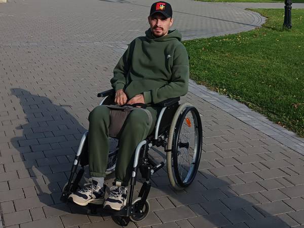 Евгению очень нужна инвалидная коляска активного типа!