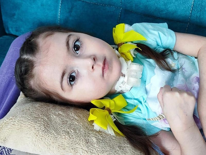 У Хадиджи и Альбины генетические заболевания. Им нужны переносные аспираторы, чтобы выходить на улицу