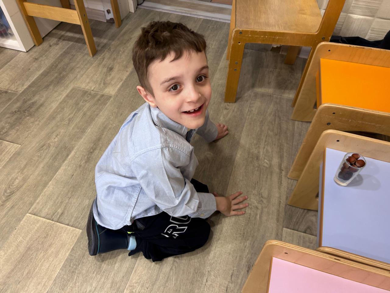 Денис – сирота. Ему нужна помощь няни на время лечения