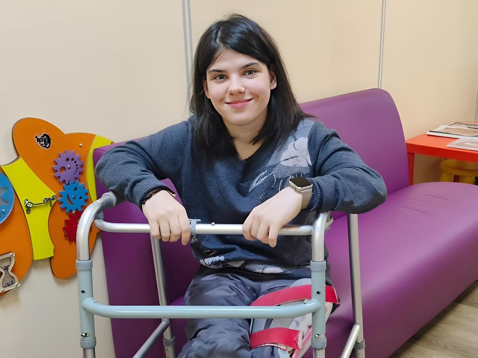 Марина – сирота со сложным диагнозом. Ей необходима помощь няни на время лечения!