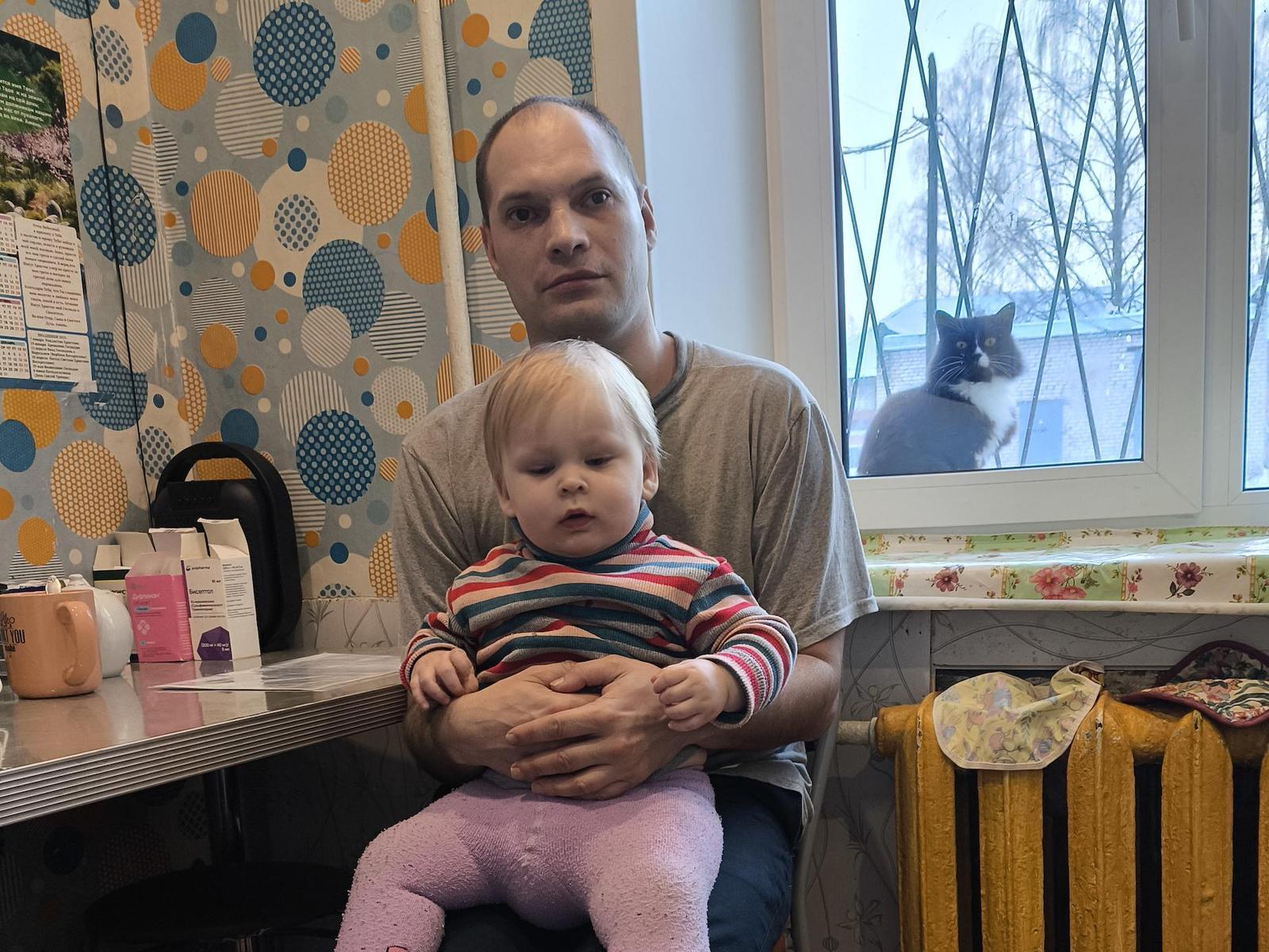 Алексею и Роману, отцам-одиночкам, нужна помощь в покупке подгузников и питания для детей