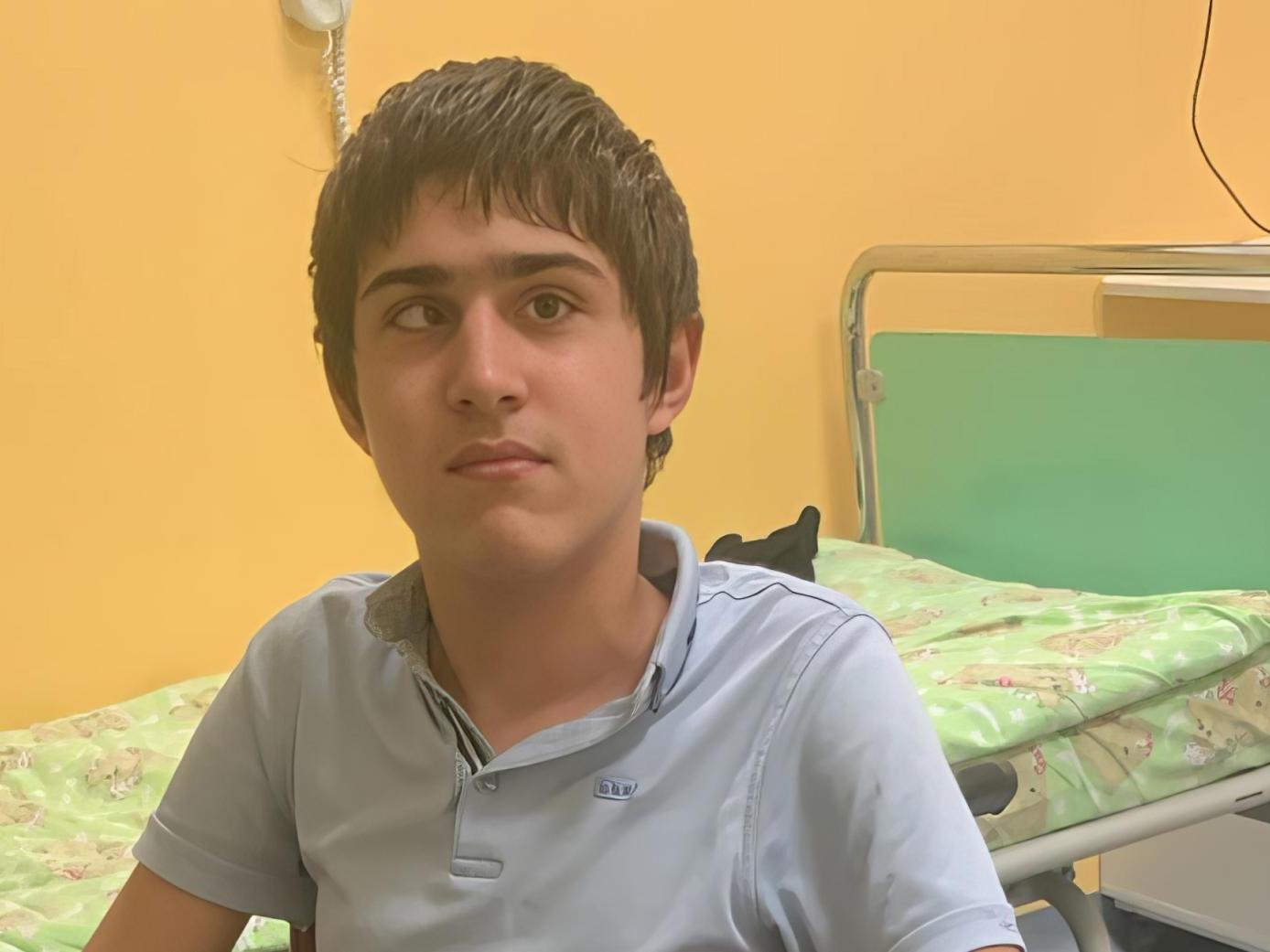 Халиду 13 лет, и он инвалид с детства. Ему необходимо пройти стоматологическое лечение.