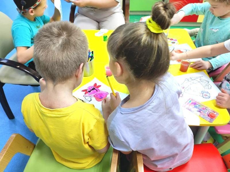 Детям-сиротам требуется помощь специалистов, чтобы преодолеть задержки развития и развить необходимые навыки!