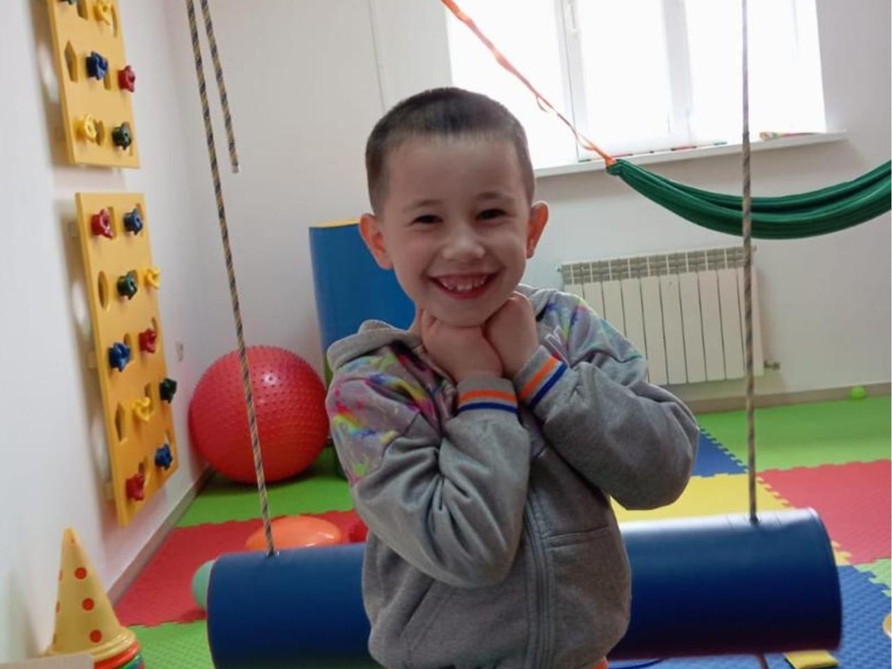 У Мухаммада ЗПРР с элементами аутизма, он нуждается в реабилитации!