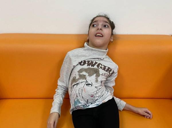 У Мадины ДЦП. Чтобы укрепить мышцы и научиться самостоятельно сидеть, ей нужна реабилитация!