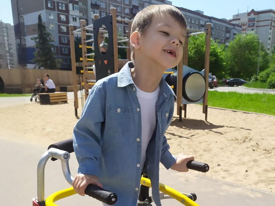 У Данила ДЦП. Ему нужна активная коляска