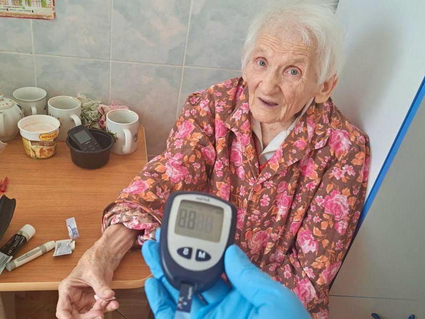 Одиноким пожилым людям требуются лекарства и медицинский уход.
