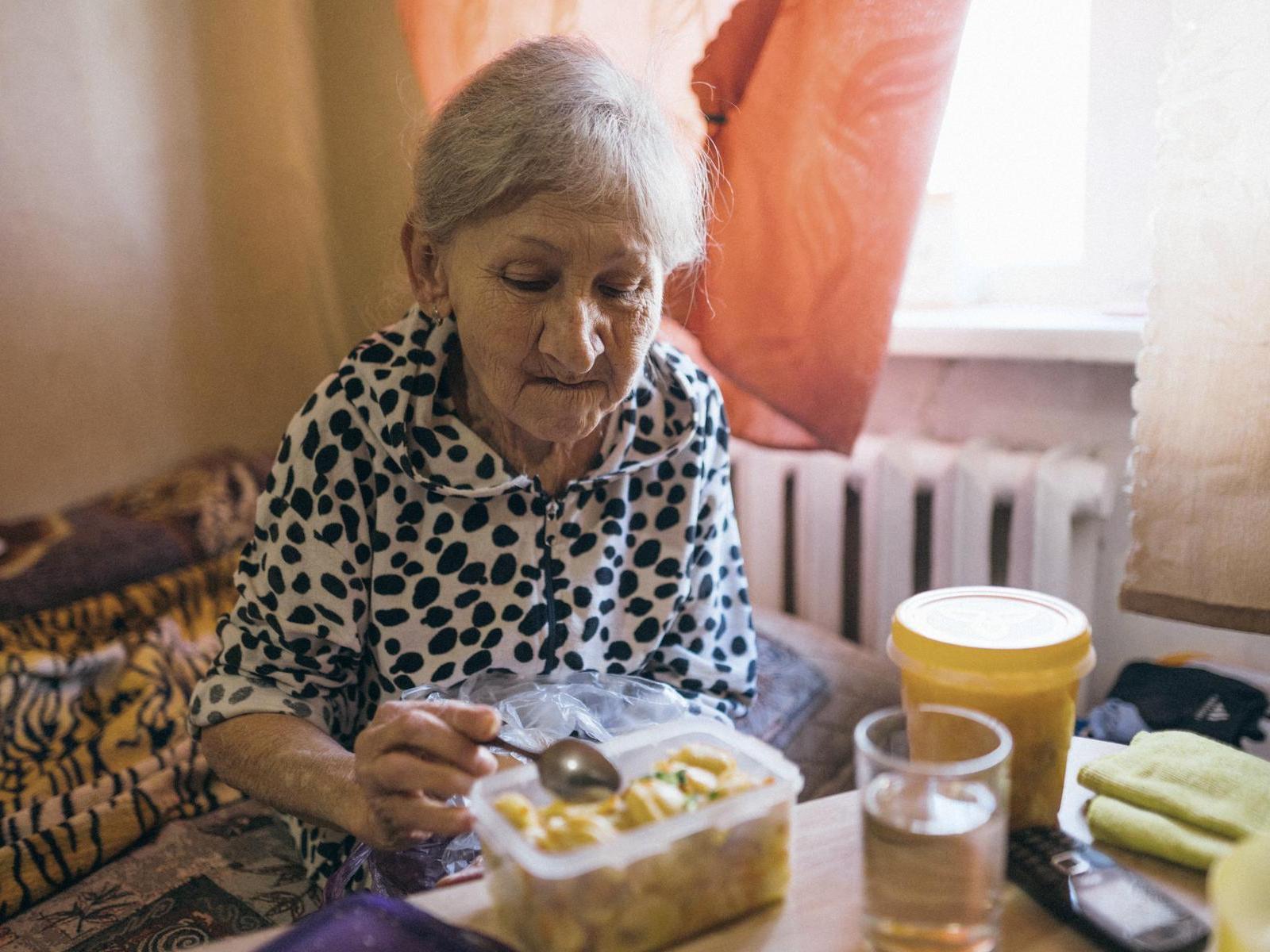 Нужно закупить продукты, приготовить и раздать 248 горячих обедов для одиноких пожилых людей.