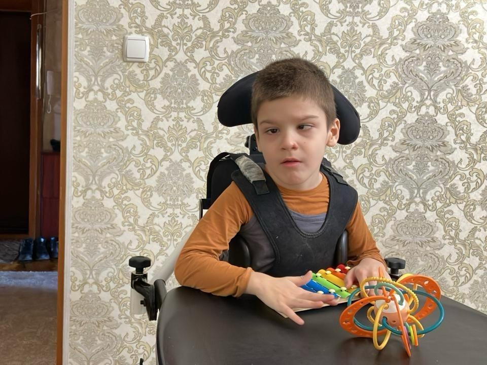 У Саида ДЦП. Ему необходим курс реабилитации, чтобы научиться ходить и говорить