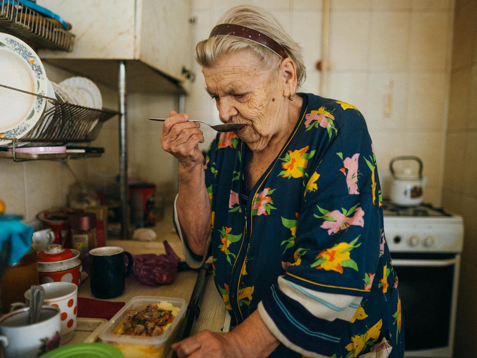 Нужно закупить продукты, приготовить и раздать 180 горячих обедов для одиноких пожилых людей