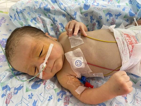 У Нурислама врожденный порок аортального клапана. Ему требуется операция!