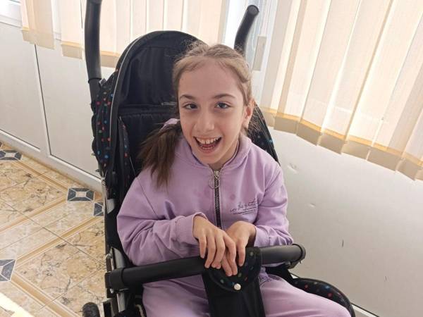 У Маги ДЦП. Ей необходимо пройти реабилитацию, чтобы научиться ходить