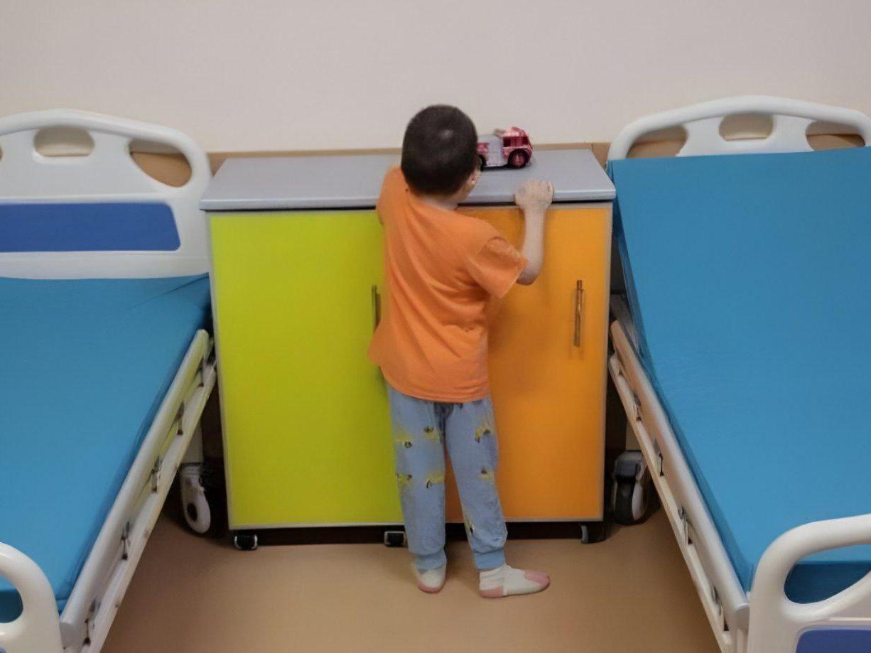 Let's help Artyom stay with his mom!