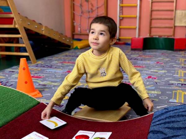 Чтобы улучшить речевые и коммуникативные навыки, Адам нуждается в курсе коррекции аутизма!