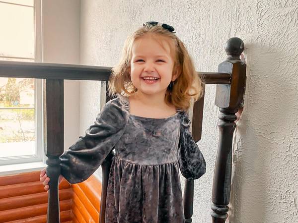 Катя слышит с помощью слуховых имплантов. Ей необходим курс слухоречевой реабилитации, чтобы заговорить!