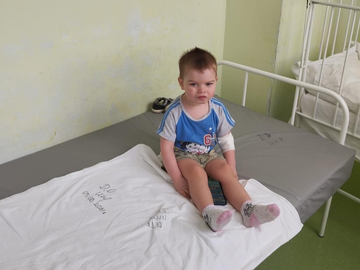 Марат, оставшийся без попечения родителей, нуждается в заботливой няне на время лечения!
