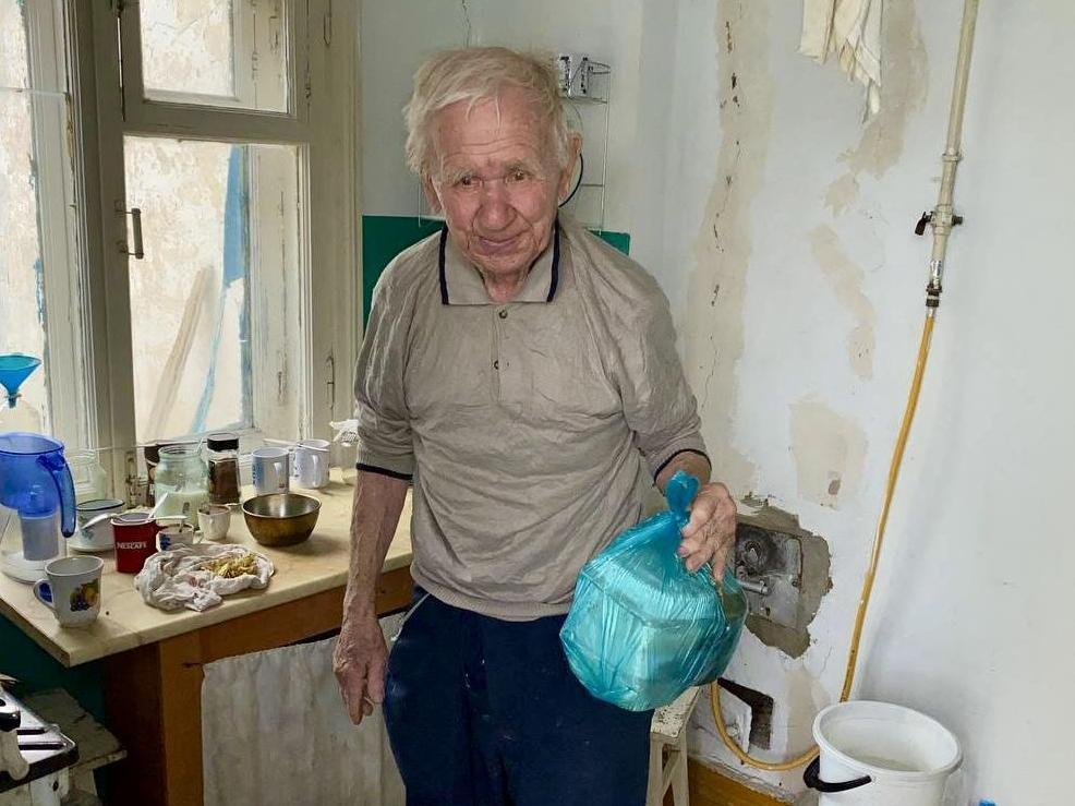 Накормим одиноких пожилых людей горячей едой
