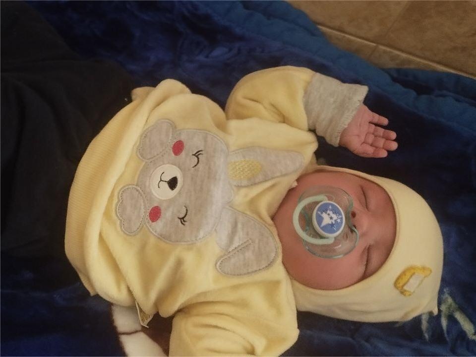 Улугбеку с тотальной отслойкой сетчатки нужна операция, чтобы сохранить глаз!
