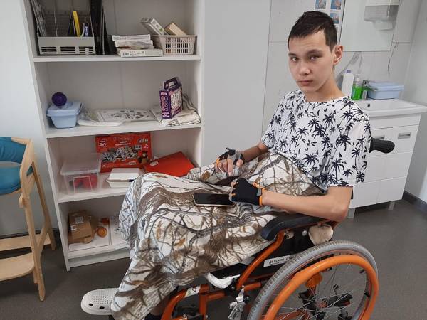 Ильдар – приемный ребенок, ему нужно сопровождение няни во время лечения