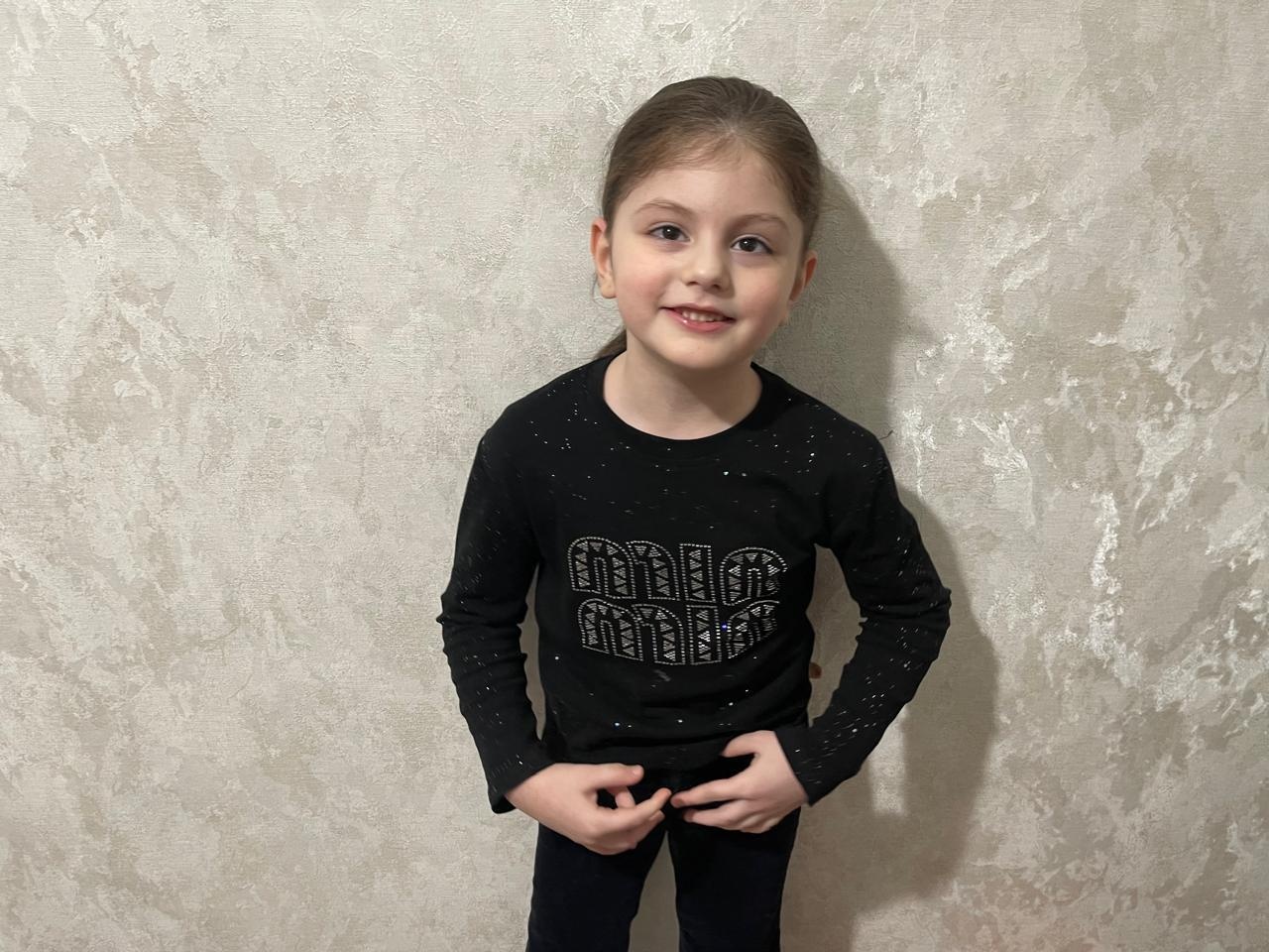 У Айлы ДЦП. Чтобы научиться ходить, ей необходим курс реабилитации
