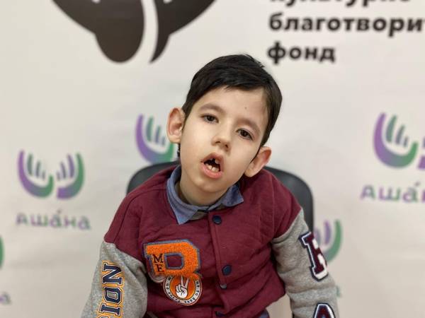 У Инала ДЦП, ему необходимо пройти годовой курс реабилитации