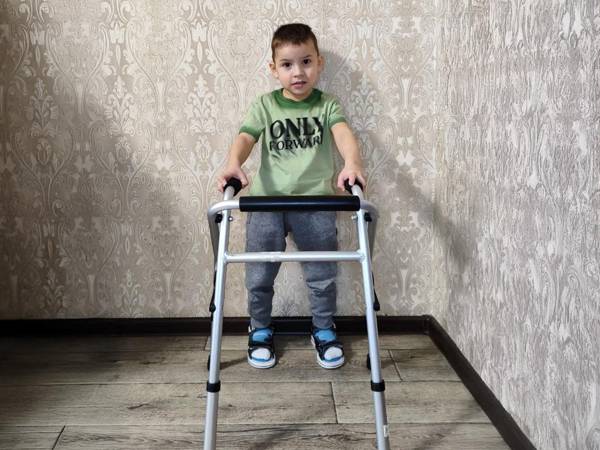 Ролану с ДЦП нужна помощь в оплате активной коляски